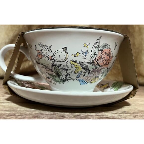 Alice in Wonderland teacup and saucer set - Picture 1 of 7